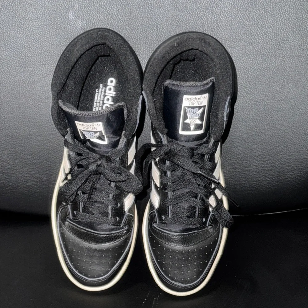 Adidas Black and White Sneakers Classic‎ Low-Top Design